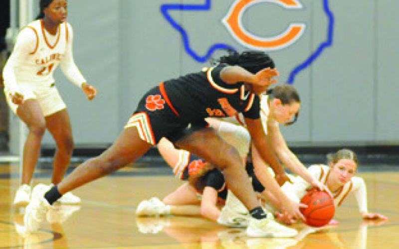CALDWELL’S LYDIA HICKS lunges across the floor towards the ball while her teammate Kaely Brown reaches for the ball in the Lady Hornets’ game against Smithville last Friday night at Hornet Gym. Tribune photo by Denise Squier