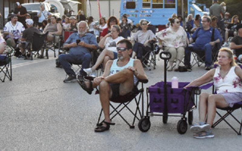 CALDWELL RESIDENTS ENJOY the Saturday night concert in the downtown area. The People’s Choice band played before a large, appreciative crowd. Tribune photo by Roy Sanders