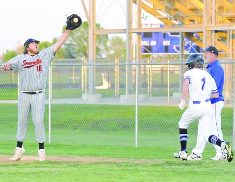 SOMERVILLE’S CANYON SUROVIK makes a catch at first as Snook’s Trace Huddleston approaches. -- Tribune photo by Denise Squier