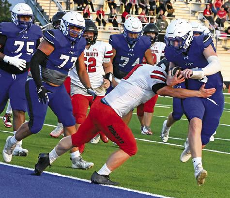 BRAYDEN MACIK RUNS with the ball against Hull-Daisetta in the Bluejays’ 42-14 win. The Bluejays will face Hubbard this week. Tribune photo by Denise Squier