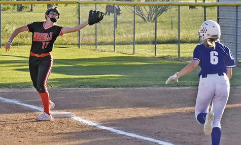 SOMERVILLE’S KYLIE NEUENDORFF catches the ball for a force out while Snook’s Kylie Price runs towards first base.