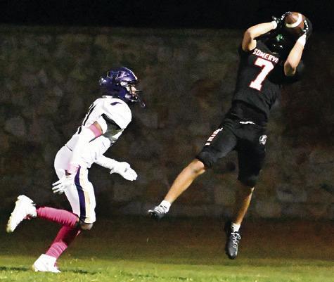 SOMERVILLE’S JAYDEN YOUNG reaches high for this catch against Holland. The Yeguas won 45-22 for their first win of the season. Tribune photo by Denise Squier