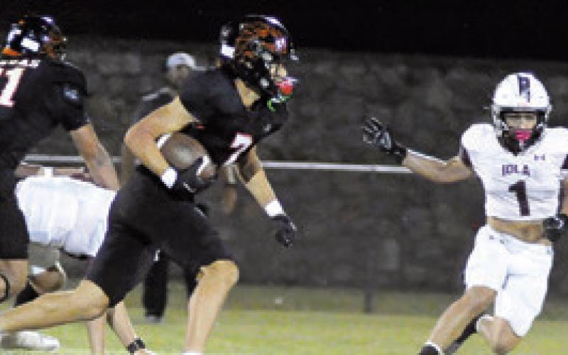 JAYDEN YOUNG OF Somerville carries the ball as Martin Espinoza blocks in last Friday’s game against Iola in Somerville. Tribune photo by Denise Squier