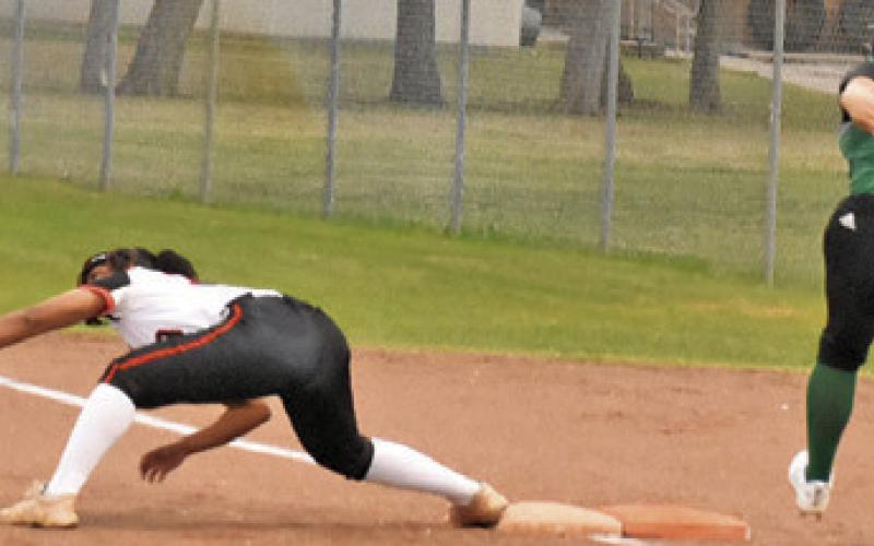 SOMERVILLE’S EMMA WILLIAMS stretches to make the play at first base during the Lady Yeguas’ win over Hempstead on Friday. Tribune photo by Roy Sanders