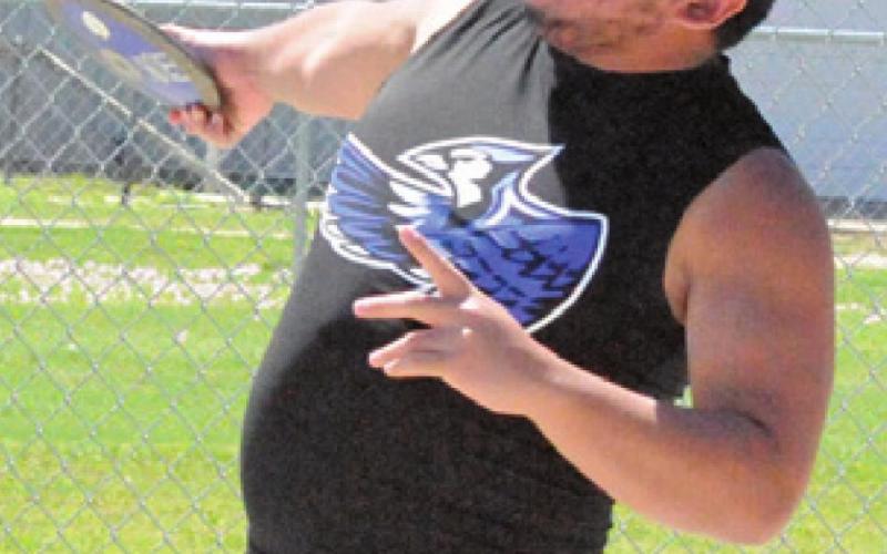 SNOOK’S KEVIN Ruiz throws the discus at last week’s District 26-2A Track Meet.