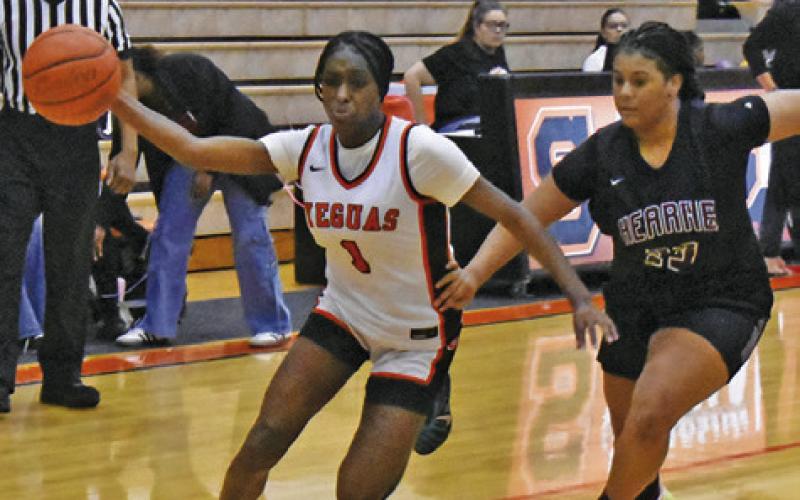 SOMERVILLE JANAYA ISOM dribbles down the court while Hearne’s Irihanna Thompson tries to defend. Tribune photo by Roy Sanders