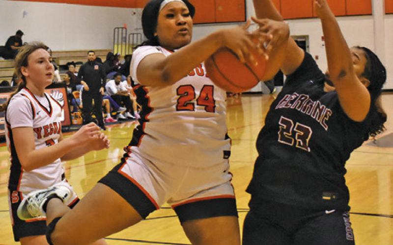 SOMERVILLE’S KEIRA MOORE comes down with a rebound while Hearne’s Irihanna Thompson tries to strip the ball from her. Tribune photo by Roy Sanders
