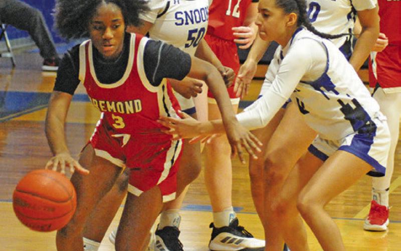 SNOOK’S JACI’LEE PEREZ defends after a Bremond player pulled down a defensive rebound during Friday night’s district game. Tribune photo by Denise Squier