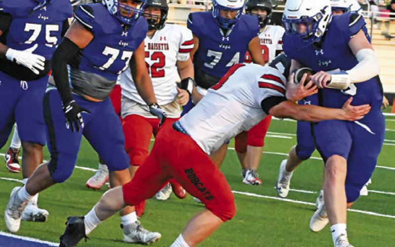 BRAYDEN MACIK RUNS with the ball against Hull-Daisetta in the Bluejays’ 42-14 win. The Bluejays will face Hubbard this week. Tribune photo by Denise Squier