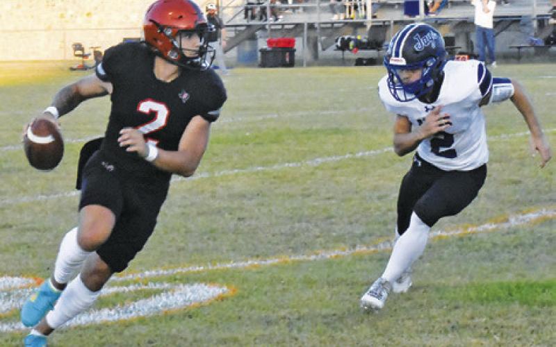 SOMERVILLE’S IAN TEAGUE breaks free as Snook’s Tristen Yen moves in for the tackle. Somerville won 32-6 in the annual rivalry. Tribune photo by Roy Sanders