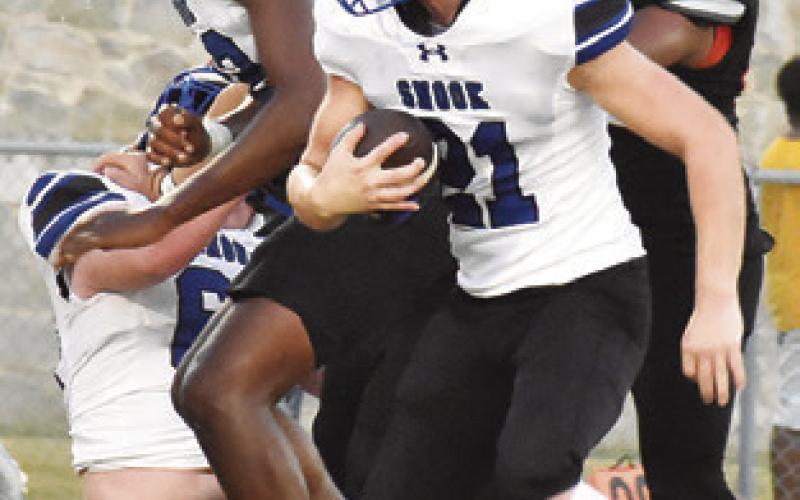 SNOOK’S MICHAEL Eaton carries the ball against Somerville. They Yeguas won 32-6. Tribune photo by Roy Sanders