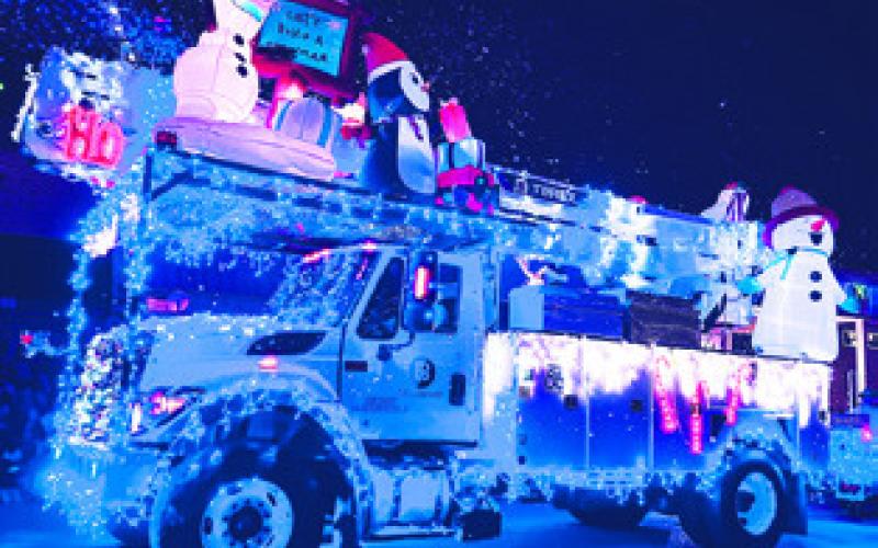 SNOWMEN WITH ACTUAL SNOW was one of the featured entries during the lighted Christmas parade at last Friday’s “Christmas on the Square” in downtown Caldwell. Tribune photo by Denise Squier