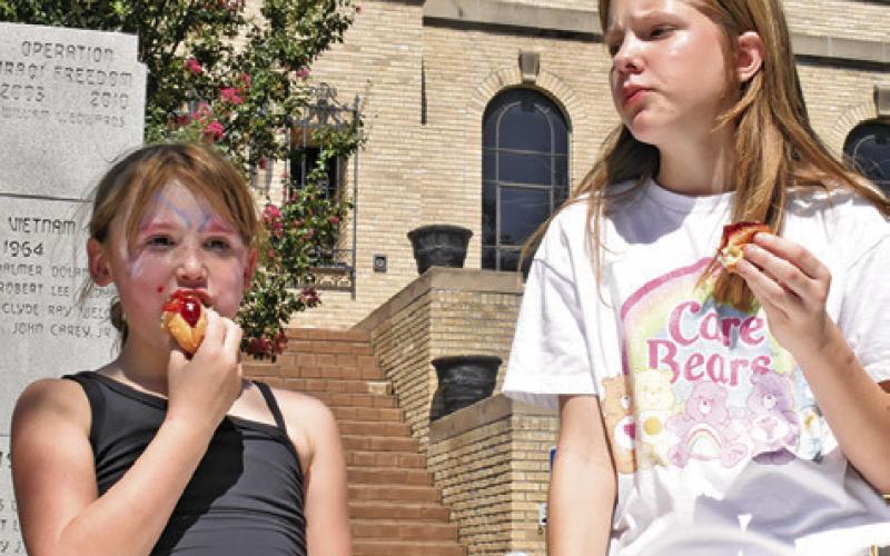 CONTESTANTS IN THE girls division scarf down these kolaches.