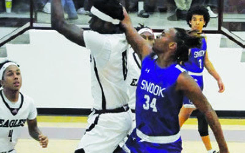 JEREMIAH POWELL OF Snook fights for this rebound against Hearne in the Bluejays’ 70-33 road loss last Friday. Tribune photo by Denise Squier