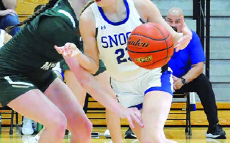 DAKOTA KIENOW DRIVES the lane during the Snook-Valley Mills game at last week’s Thorndale Shootout basketball tournament. Tribune photo by Denise Squier