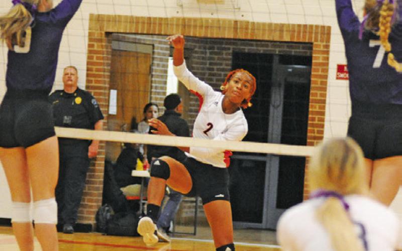 SOMERVILLE’S RA’MAYA CARTER threads the ball through Thrall’s Melaina Grissom and Brynn Leschber during their bi-district match.