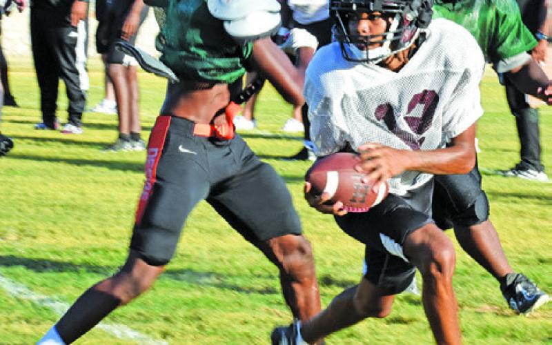 SOMERVILLE’S SEMAJ PENNYGRAPH and Dada Daniels move in for a tackle against Hearne. -- Tribune photo by Roy Sanders