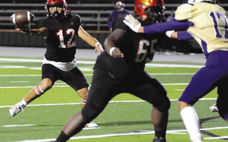 ANDY ESPINOZA OF Somerville pitches the ball against D’Hanis in the bi-district playoff last Friday in Luling. Somerville won 45-0. Tribune photo by Denise Squier