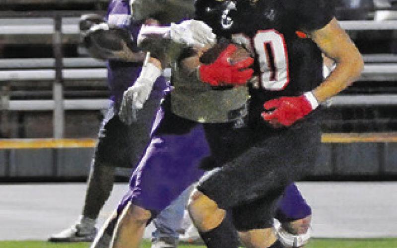 SOMERVILLE’S JAYDEN Young makes a catch against D’Hanis in the bi-district game. Tribune photo by Denise Squier
