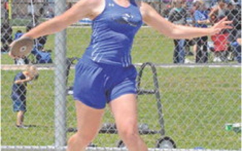 ALEXIS MACIK throws the discus at last week’s UIL 2A - District 25/26 Area Track &amp;amp; Field Meet.