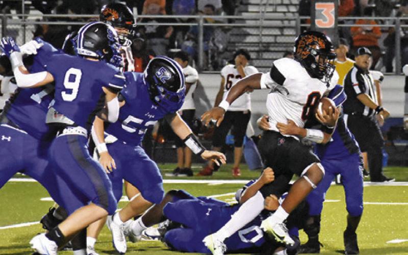 SOMERVILLE’S JA’KEITH Daniels breaks free on this run as Wyatt Lopez and Jensen Jakubik of Snook defend. Tribune photo by Roy Sanders