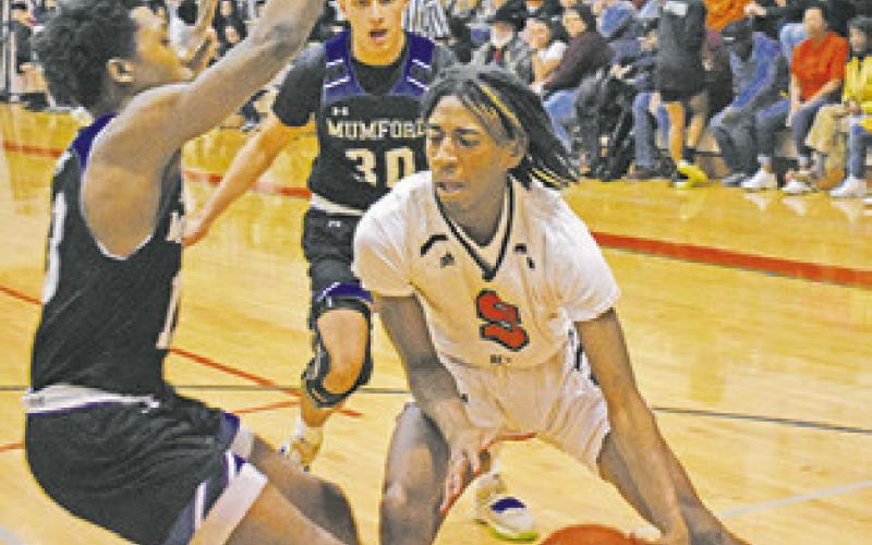 SOMERVILLE’S BRANDYN Carter tries to get around this Mumford defender.