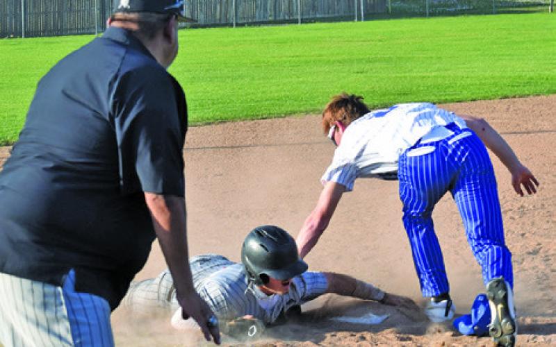 SNOOK’S WYATT LOPEZ attempts to tag out Somerville’s Luke Moses at third during a Bluejay-Yegua game last Tuesday. Tribune photo by Roy Sanders