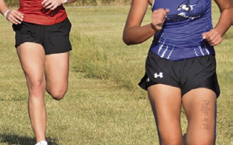SNOOK’S TANIA Serrato placed fifth in the varsity girls race at the District 26-2A Cross Country Meet and advanced to regionals. Tribune photo by Roy Sanders