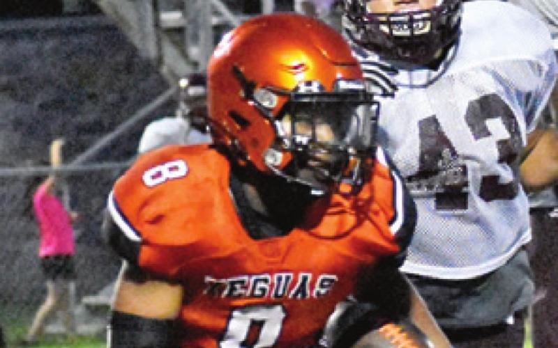 SOMERVILLE’S DEVEN Green carries the ball against Hearne at the scrimmage.