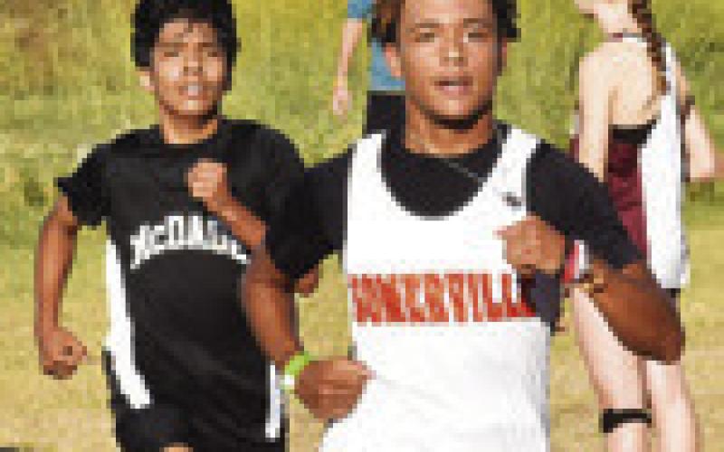 SOMERVILLE’S X ’ ZAVION Vela sprints to the finish line ahead of Mc-Dade’s Marcos Suaste during Saturday’s Yegua Invitational. Tribune photo by Roy Sanders