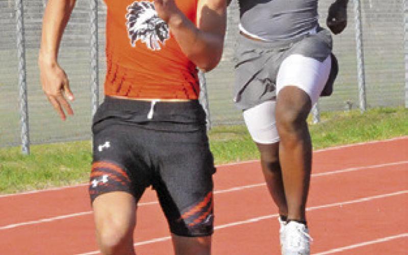 SOMERVILLE’SJAYDENYoungandSnook’s Ke’Treen Carter run at last week’s Koppers Relays in Somerville. Tribune photo by Denise Squier