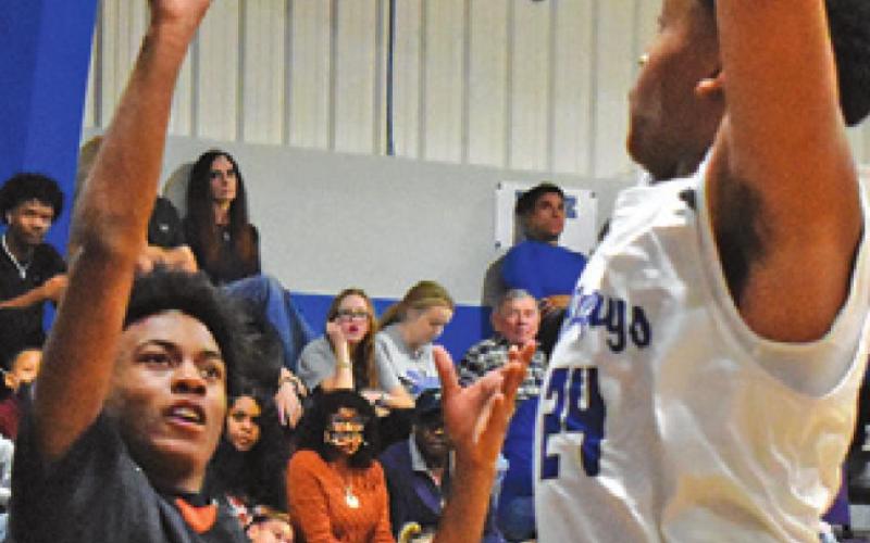 VERKOBE WOODBERRY OF Somerville shoots as Snook’s Dekendrick Dawson defends. -- Tribune photo by Roy Sanders