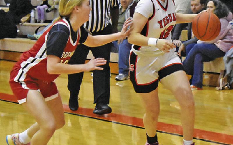 SOMERVILLE’S KYLIE NEUENDORFF dribbles down the sideline during the Lady Yeguas’ game against Bremond on Friday. Tribune photo by Roy Sanders