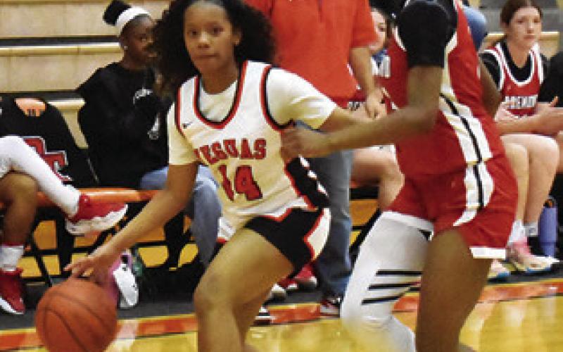 KAM HARRIS LOOKS for a teammate to pass to during Somerville’s game against Bremond last Friday night. Tribune photo by Roy Sanders