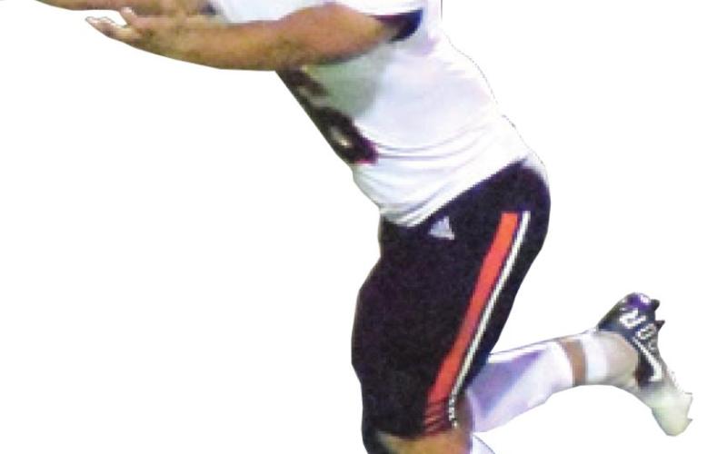 SOMERVILLE’S Ian Teague and Eldorado’s Nino Tambunga attempt to catch a throw from Somerville quarterback Johnny Legg. -- Tribune photo by Denise Squier