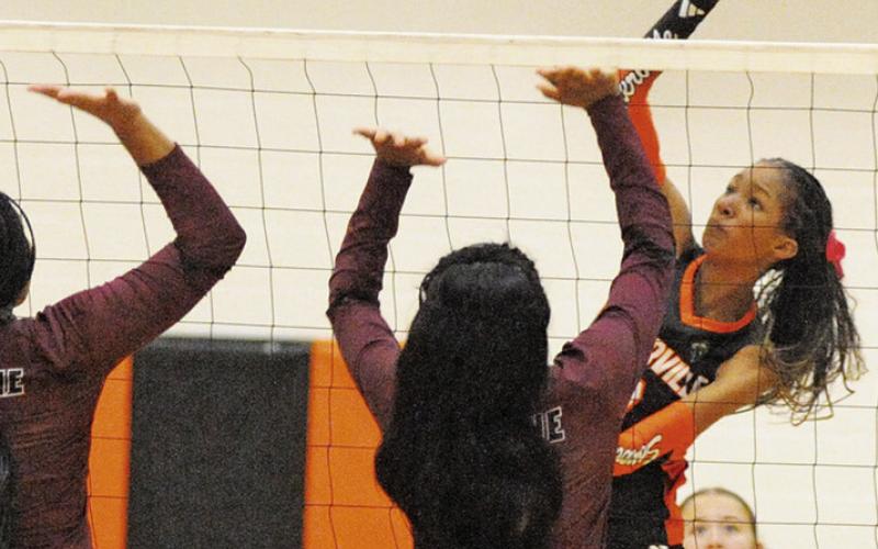 SOMERVILLE’S KARYS ELLIS hits the ball over two Hearne players during the Somerville Volleyball Tournament on Saturday. Tribune photo by Denise Squier