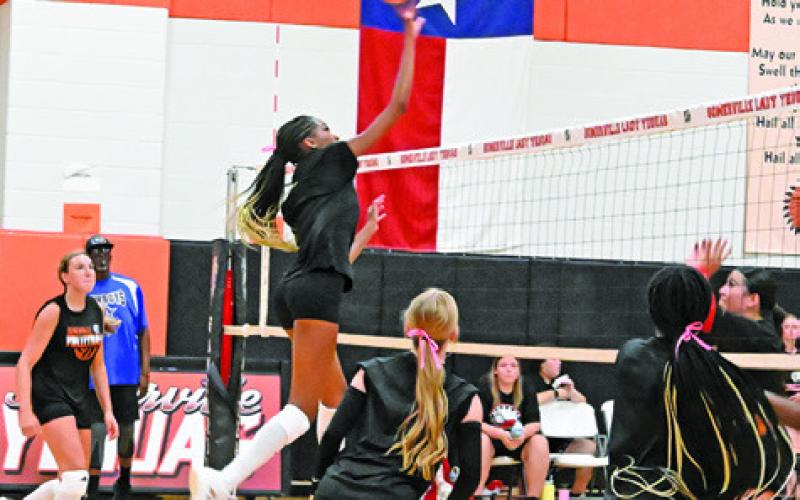 SOMERVILLE’S KARYS ELLIS commands the net during the Lady Yeguas’ scrimmage against McDade Friday afternoon. Tribune photo by Denise Squier