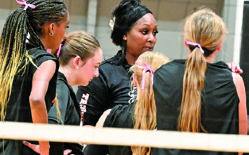 LADY YEGUA COACH Alicia Ellis talks to her team during a scrimmage against McDade on Friday in Somerville. Tribune photo by Denise Squier