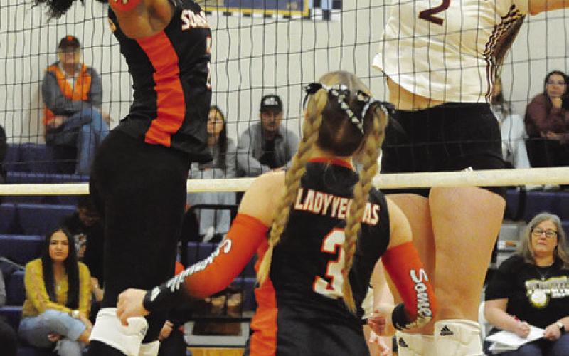 SOMERVILLE’S EMMA WILLIAMS battles at the net with Thorndale’s Katelynn Zrubek during their bi-district match-up in Caldwell last Thursday night. Also pictured is Aubrey Flencher. Tribune photo by Denise Squier