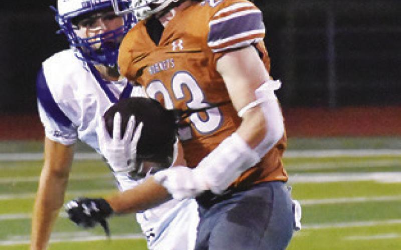 BRAXTON FRITCHER breaks loose for this run against Jarrell. Fritcher finished with 163 yards. Tribune photo by Roy Sanders