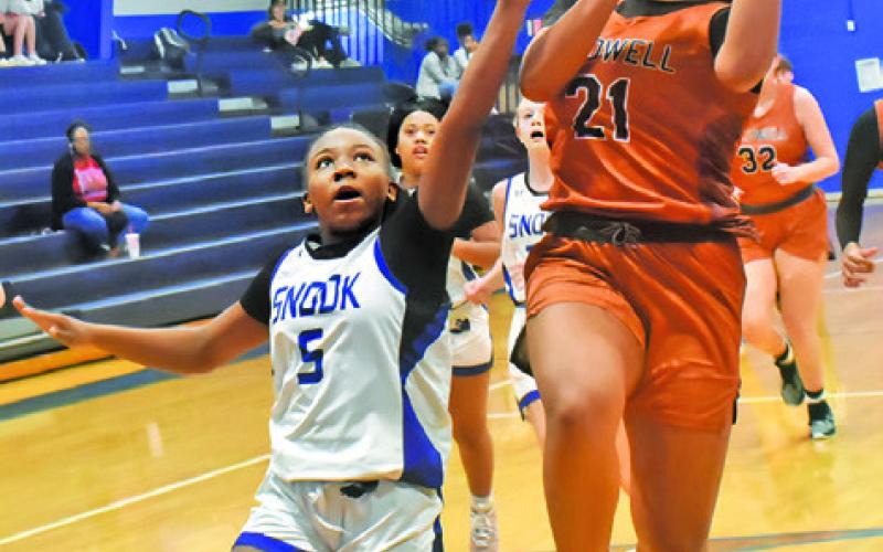 SNOOK’S BRAYNIJA POOL tries to keep Caldwell’s Avelynn O’Riley from making a layup during the Snook-Caldwell gams last Friday.
