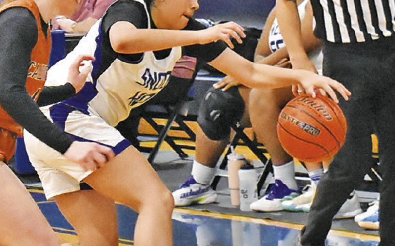 SNOOK’S KARLA LARA dives to save the ball from going out of bounds while Caldwell’s Cadie Coston defends.