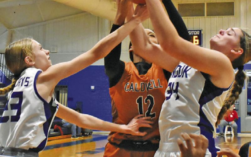SNOOK’S DAKOTA KIENOW and Alexis Macik struggle with Caldwell’s Tyniah Johnson for possession of the ball.