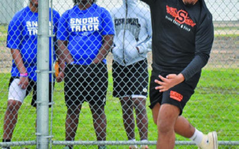 CHARLIE FIGUEROA throws the discus during field events at last week’s Bluejay Relays. Tribune photo by Roy Sanders