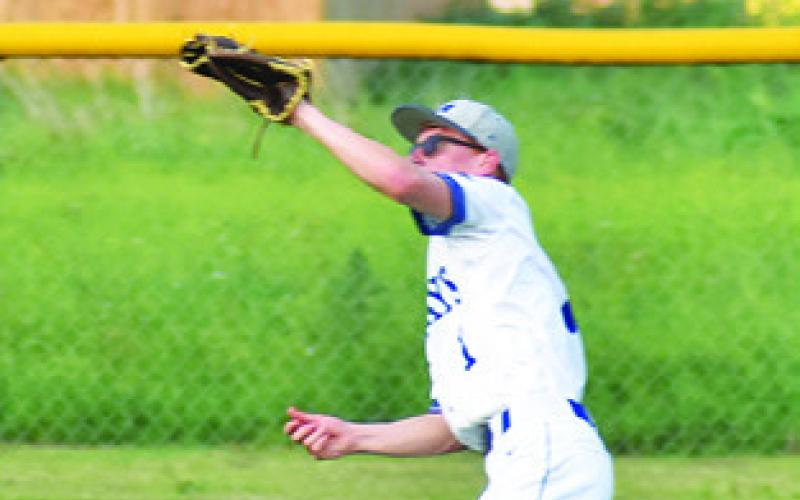 ADRIAN RODRIGUEZ OF Snook gets ready to catch the ball last Friday against Somerville in Snook. Snook won the game 8-7. Tribune photo by Roy Sanders