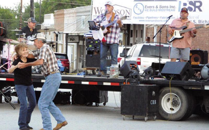 BURLESON COUNTY RESIDENTS enjoyed dancing to the music by Cross-Roads at Saturday night’s Main Street Caldwell’s “Summer Concert Series.” Tribune photo by Denise Squier