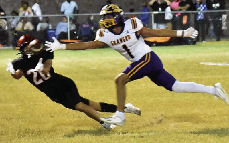 JAYDEN YOUNG OF Somerville makes this diving catch near the sideline against Granger. The Yeguas won 32-15. Tribune photo by Roy Sanders