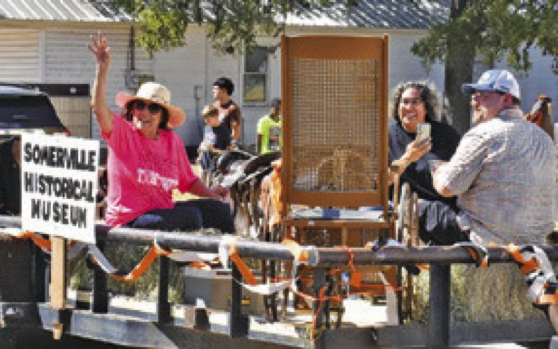 THE SOMERVILLE HISTORICAL Museum members wave to the crowd on Saturday at the Somerville Homecoming Parade.