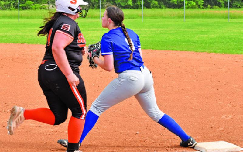 Lady Yeguas hold off late Lady Jay charge to win 6-5