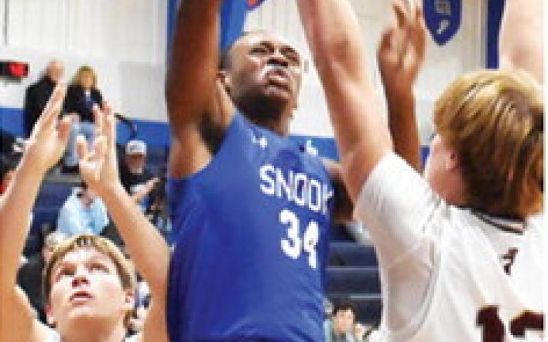 SNOOK’S JEREMIAH Powell reaches high for this shot against Vanderbilt Industrial. Tribune photo by Roy Sanders